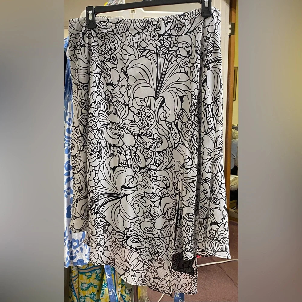 Lane Bryant black-and-white asymmetrical skirt size 18/20